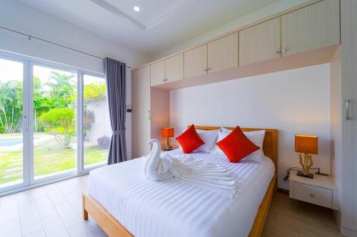 Ένα ή περισσότερα κρεβάτια σε δωμάτιο στο 4 Bedroom Private Pool Villa - MR51