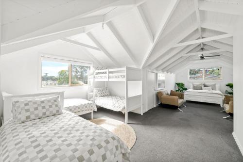 Ліжко або ліжка в номері Sunset Cove Hideaway