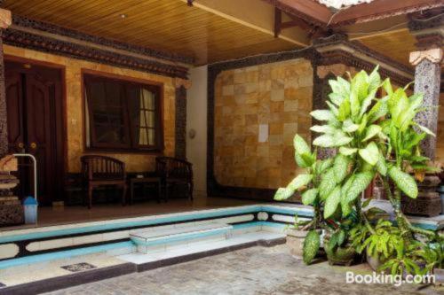 Πισίνα στο ή κοντά στο Segara Sadhu Inn Kuta by ecommerceloka