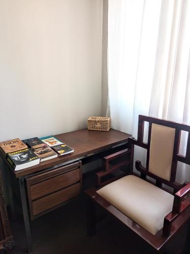 a desk with a chair next to a desk with a chairuggest at Central, Aconchegante e Retrô in Curitiba