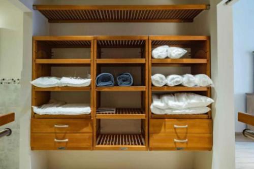 un armario con estanterías de madera y zapatos en Apartamento en Willemstad Curazao, en Willemstad