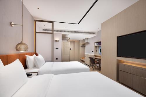 Postel nebo postele na pokoji v ubytování Home2 Suite by Hilton East Handan Station