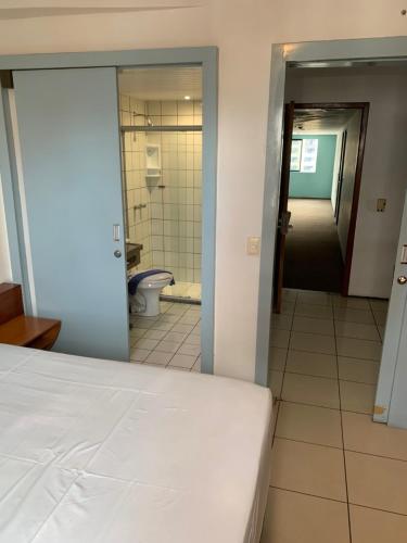 フォルタレザにあるFortalezAmar Hotel Praia Mansaのベッドのある寝室とトイレのある浴室