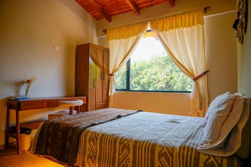 Postel nebo postele na pokoji v ubytování Laguna de Cuicocha Guest House