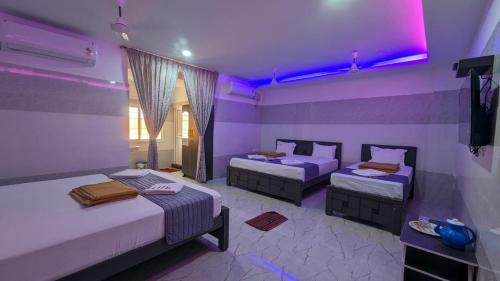 Postel nebo postele na pokoji v ubytování HOTEL PANCHAVARNAA