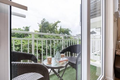 Балкон или терраса в AMANI 132B with Pool View, Near Airport, Mall, Free Pool, Gym, Netflix, 200 Mbps Wi-fi