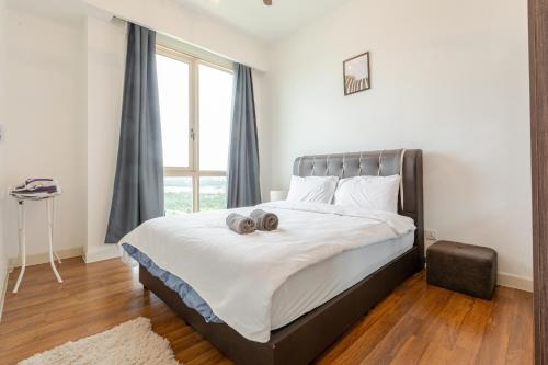 HostaHome Suites at Afiniti Residence walk to Legolandにあるベッド
