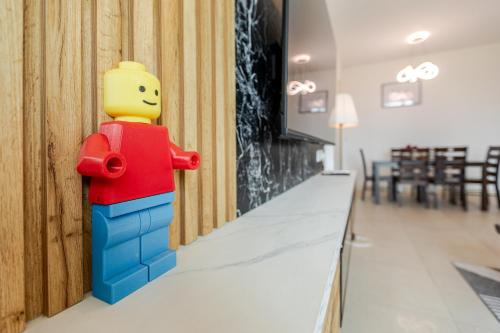 HostaHome Suites at Afiniti Residence walk to Legolandにあるレストランまたは飲食店
