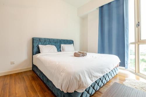 HostaHome Suites at Afiniti Residence walk to Legolandにあるベッド