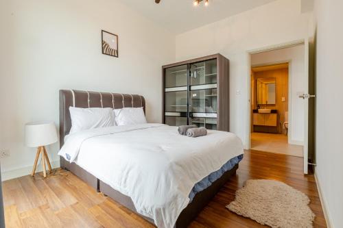 HostaHome Suites at Afiniti Residence walk to Legolandにあるベッド