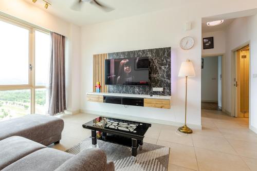 HostaHome Suites at Afiniti Residence walk to Legolandにあるテレビまたはエンターテインメントセンター