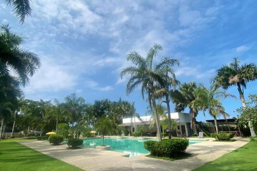 Bazén v ubytování The Ranch Resort Cebu powered by Cocotel nebo v jeho okolí