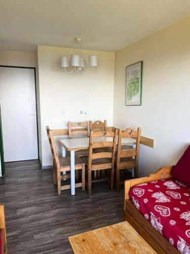 - une salle à manger avec une table, des chaises et un lit dans l'établissement Résidence Quartier Falaise - maeva Home - Appartement 2 pièces 5 personnes - Sélection MAE-1801, à Avoriaz