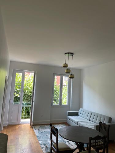 un salon avec un canapé et une table dans l'établissement Little paradise, à Strasbourg