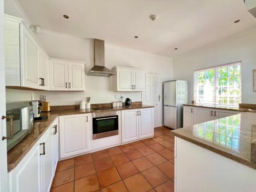 Η κουζίνα ή μικρή κουζίνα στο Franschhoek Three Bedroom Cottage On Dirkie Uys