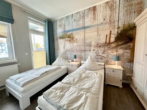 蒂索Haus Concordia 2 Freiraum的一间卧室，墙上有两张床和一幅画