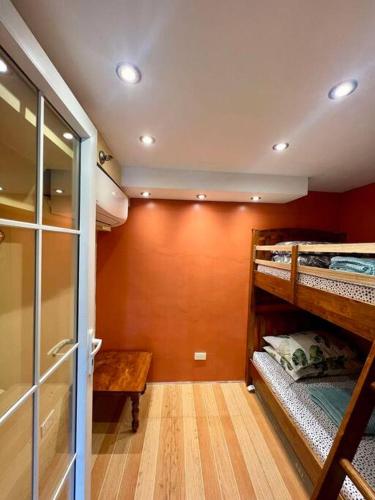 Postel nebo postele na pokoji v ubytování Huge & Vibrant 2 Bedroom Unit in Cebu City