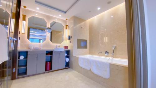 Un baño con dos lavabos y un espejo grande. en Beijing International Hotel, en Beijing
