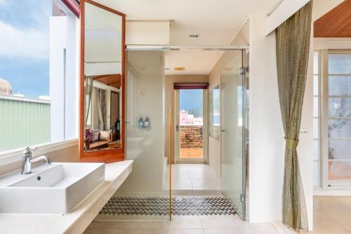 a bathroom with a sink and a shower at Kenting Shen's Homestay in Eluan