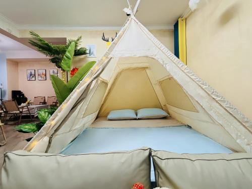 a tent with two pillows in a room at 连云港柒夕精品民宿 花果山店 in Ta-p'u