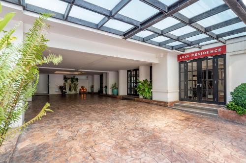 Фасад или вход в Luxe Residence