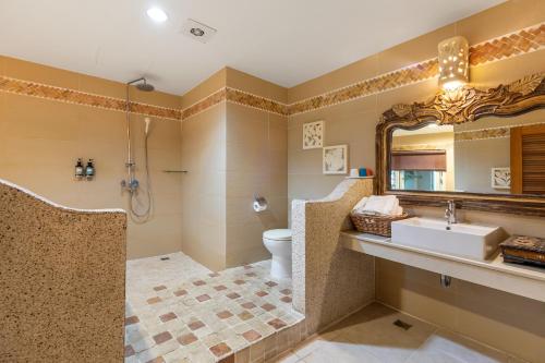 a bathroom with a sink and a toilet and a mirror at Kenting Shen's Homestay in Eluan
