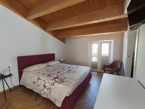 a bedroom with a large bed and a wooden ceiling at B&B Clarentia in Pizzoferrato