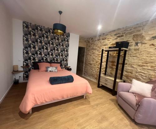 une chambre avec un lit et un canapé dans l'établissement Logement entier, Studio 131, à Sarlat centre, avec spa, parking privé et à 15min à pied de la cité médiévale, à Sarlat-la-Canéda