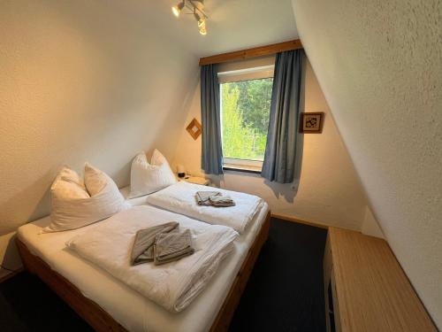 En eller flere senge i et værelse på Ostseeferienhaus Finni