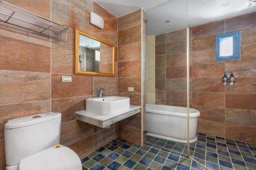 a bathroom with a toilet and a sink and a shower at Kenting Shen's Homestay in Eluan