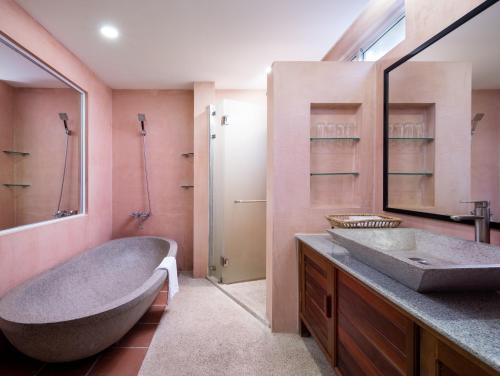 Ένα μπάνιο στο La Residence WatBo Hotel