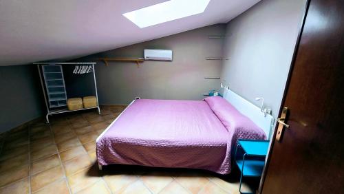 - une chambre avec un lit rose dans l'établissement Un sacco di vento, à Marino