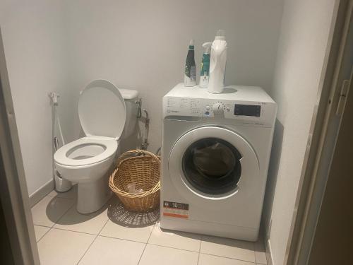 une salle de bain avec machine à laver et toilettes dans l'établissement chez Catherine tres beau logement tout équipé et proche des transports, à Marseille