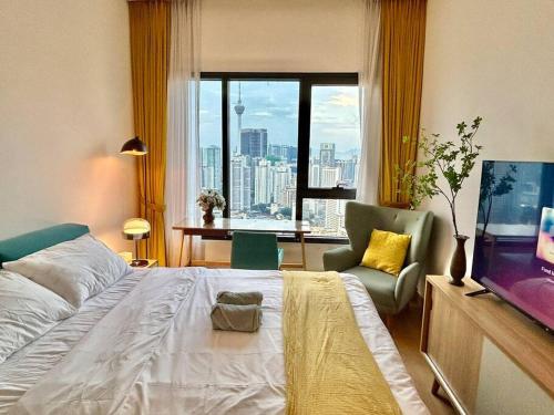 Postel nebo postele na pokoji v ubytování Studio with Amazing KLCC View & Infinity Pool at Lalaport Bukit Bintang