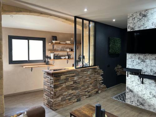 Elle comprend un salon doté d'une cheminée en pierre et d'une fenêtre. dans l'établissement Logement entier, Studio L&M, au centre ville de Sarlat, avec parking privé et à 5min de la cité médiévale, à Sarlat-la-Canéda