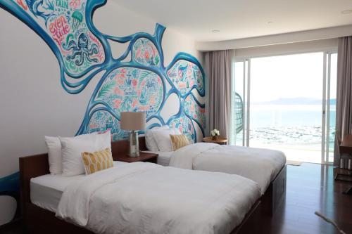 Postel nebo postele na pokoji v ubytování Movenpick Luxury Residence Pattaya-by Noah