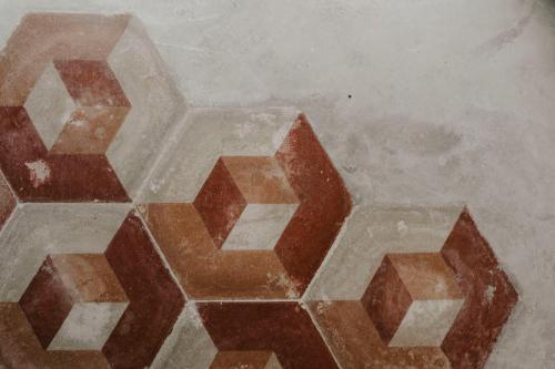 a close up of a floor with a hexagonal pattern at Lìelà - Ospitalità di borgata in Roccavignale