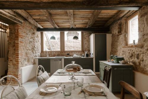a kitchen with a table and chairs in a room at Lìelà - Ospitalità di borgata in Roccavignale