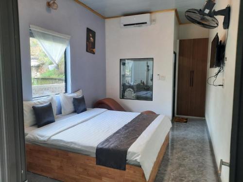 a bedroom with a large bed with a window at Huong Viet Hotel in Bản Cốc Lúa (2)