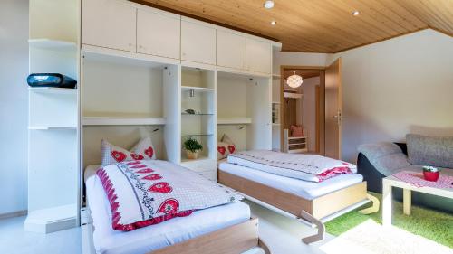 a bedroom with two beds and a couch at Springhansenhof in Oppenau