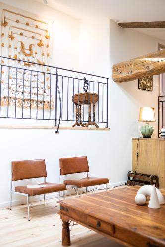 un salon avec deux chaises et une table dans l'établissement Les Toits du Barry & Spa, à Alba La Romaine