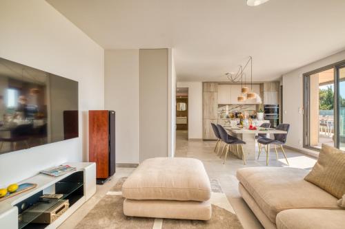 un salon avec un canapé et une table dans l'établissement Demeures Kokio 100 m From Sandy Beach, à Grimaud