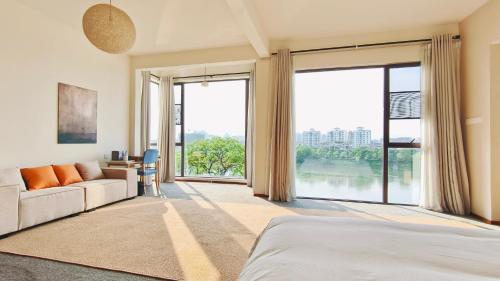 Postel nebo postele na pokoji v ubytování Cozy Li Riverside Inn