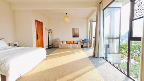 Postel nebo postele na pokoji v ubytování Cozy Li Riverside Inn