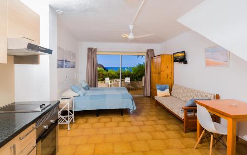 Кухня или мини-кухня в Apartamentos Charco del Conde
