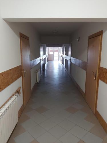 a corridor of an empty room with two doors at Stacja Ketmia in Plecka Dąbrowa
