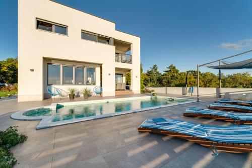 Luxury villa with pool near the beach, great view - TRAVELER tourist agency Krk - ID 2135