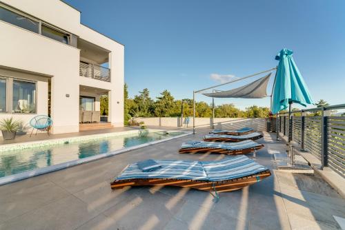 Luxury villa with pool near the beach, great view - TRAVELER tourist agency Krk - ID 2135