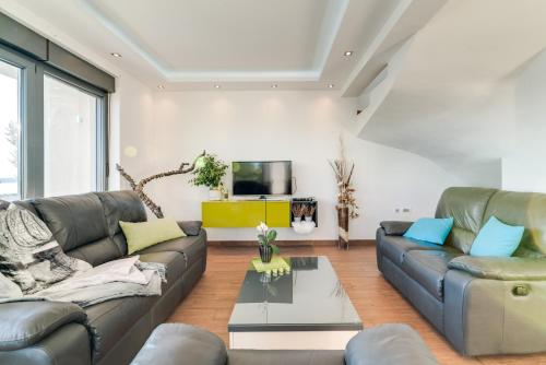 Luxury villa with pool near the beach, great view - TRAVELER tourist agency Krk - ID 2135
