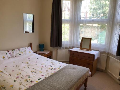 Spacious West London 2 Bedroom Apartment photo 54